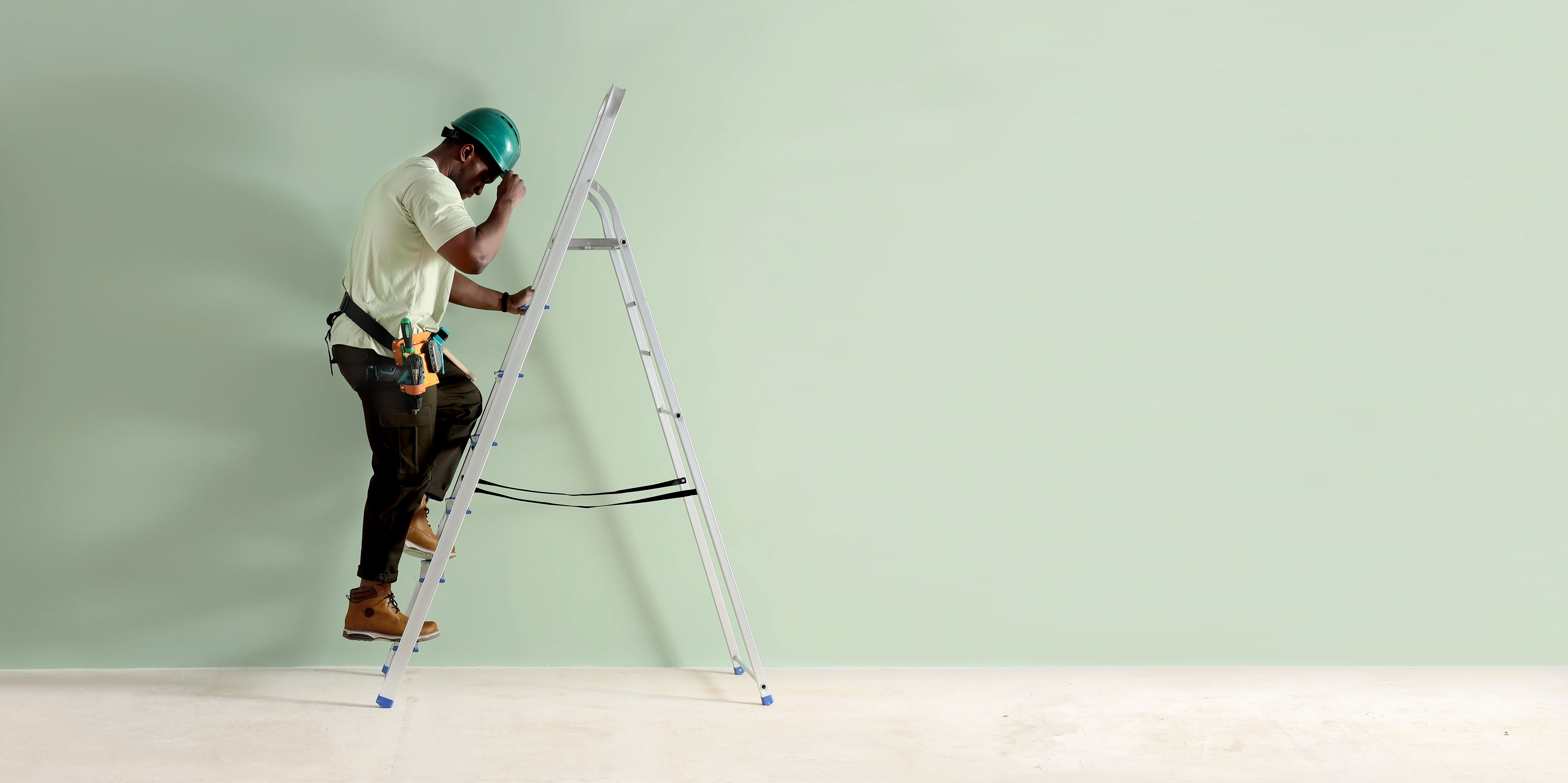 Instalador trabajando sobre una pared